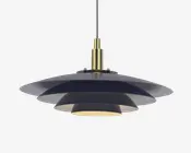 En moderne pendellampe med et lagdelt skærmdesign i mat sort metal. Lampen har tre brede, flade, cirkulære skærme stablet oven på hinanden i faldende størrelse, hvilket giver et skulpturelt udtryk. Den centrale stang og fatning er i børstet messing, hvilket tilføjer et elegant præg. Lampen hænger i en sort ledning, og den åbne bund giver direkte lys nedad.