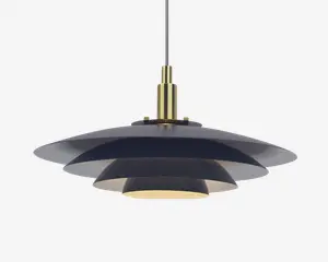 En moderne pendellampe med et lagdelt skærmdesign i mat sort metal. Lampen har tre brede, flade, cirkulære skærme stablet oven på hinanden i faldende størrelse, hvilket giver et skulpturelt udtryk. Den centrale stang og fatning er i børstet messing, hvilket tilføjer et elegant præg. Lampen hænger i en sort ledning, og den åbne bund giver direkte lys nedad.