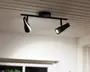 Loftmonteret lampe med to justerbare, kegleformede spotlys fastgjort til en vandret stang. Lampen har en mat sort finish og giver mulighed for retningsbestemt belysning. Spotlysene kan drejes og vinkles, så lyset kan fokuseres, hvor det er nødvendigt, hvilket gør den velegnet til accent- eller arbejdsbelysning.
