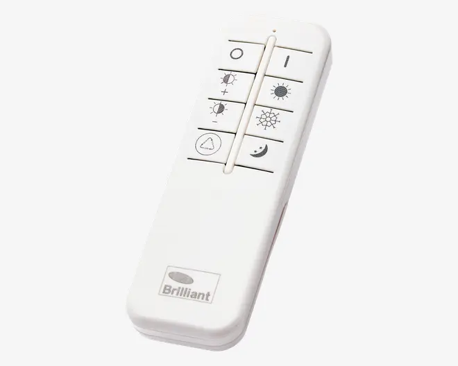 En hvid fjernbetjening med otte rektangulære knapper arrangeret i to kolonner. Hver knap har et tydeligt ikon, såsom et tænd/sluk-symbol, sol, måne og symboler for justering af lysstyrke. Nederst på fjernbetjeningen er 'Brilliant'-logoet. Knapperne er tydeligt markeret med ikoner, der gør det nemt at identificere funktioner som tænd/sluk, øg og sænk lysstyrke, lysindstillinger og timer- eller natfunktion.