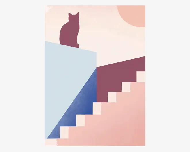 Minimalistisk kunsttryk med geometriske former i pastelfarver og en silhuet af en kat, der sidder på en kant. Designet indeholder en trappe i lyserøde nuancer, en blå trekant og en stor sol eller måne i baggrunden, hvilket giver et moderne og abstrakt udtryk.
