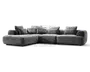 Grå stofsofa i modulopbygning med chaiselong til venstre, lave afrundede armlæn og fem løse ryghynder.