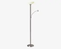 Høj gulvlampe med børstet metalfinish, rund opadrettet skærm i mat glas øverst og en mindre, justerbar læselampe med tilsvarende mat glasskærm på en buet arm, der går ud fra hovedstangen. Lampen har en rund, stabil fod.