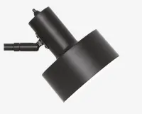 Nærbillede af et moderne, mat sort cylindrisk lampehoved med en bred, skrå skærm. Lampen har et glat, minimalistisk design med rene linjer og et drejeled, så retningen kan justeres. Skærmens inderside er hvid for at forbedre lysrefleksionen.