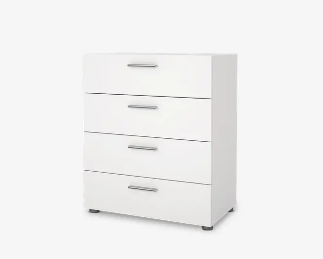 Et moderne, minimalistisk møbel med fire rummelige skuffer, udført i glat hvid finish. Hver skuffe har et slankt, vandret metalhåndtag i børstet sølvfarve. Kommoden står på små, runde fødder, hvilket giver et let hævet udtryk. Det samlede design er enkelt og stilrent, velegnet til moderne indretning.