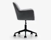 Stol set fra siden med buet ryglæn og armlæn, polstret med gråt tekstil med struktur. Sædet er monteret på en sort metalbase med fem ben, der hver har hjul for nem bevægelse. Stolen har et moderne, minimalistisk design og højdejustering.