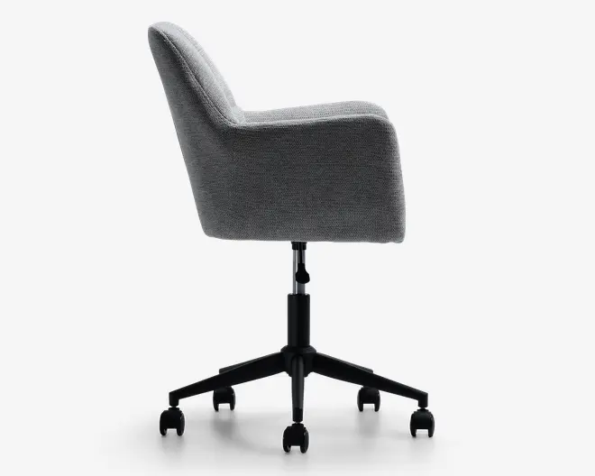 Stol set fra siden med buet ryglæn og armlæn, polstret med gråt tekstil med struktur. Sædet er monteret på en sort metalbase med fem ben, der hver har hjul for nem bevægelse. Stolen har et moderne, minimalistisk design og højdejustering.