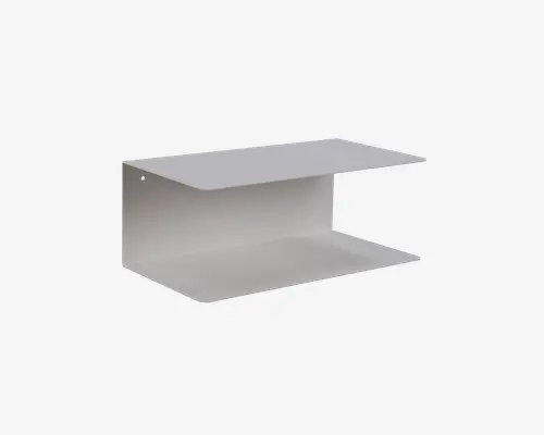 Minimalistisk, rektangulær hylde lavet af glat, lysegråt metal. Hylden har et moderne, åbent design med en flad top- og bundflade samt en enkelt lodret sidepanel til støtte. Kanterne er rene og lige, hvilket giver et slankt og moderne udtryk. Velegnet til vægmontering eller som svævehylde.