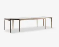 Et langt, rektangulært bord med en lys træfinish. Bordet har rene, lige linjer og seks slanke ben, hvilket giver det et minimalistisk og moderne udtryk. Overfladen er glat og rummelig, velegnet til at sidde mange personer eller til brug ved større sammenkomster.