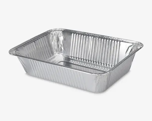 Rektangulær, engangs aluminiumsbakke med forhøjede, forstærkede kanter og rillet overflade for ekstra styrke. Bakken har en blank, reflekterende finish og er dyb nok til at rumme store portioner mad, hvilket gør den velegnet til bagning, stegning eller servering. Let og stabelbar for nem opbevaring.