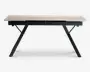 Rektangulært bord med en lys træbordplade og solidt sort metalstel. Bordet har skrå ben for ekstra stabilitet og et moderne, minimalistisk design. Overfladen er glat og rummelig, velegnet til forskellige formål som spisning, arbejde eller studier.