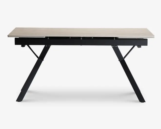 Rektangulært bord med en lys træbordplade og solidt sort metalstel. Bordet har skrå ben for ekstra stabilitet og et moderne, minimalistisk design. Overfladen er glat og rummelig, velegnet til forskellige formål som spisning, arbejde eller studier.