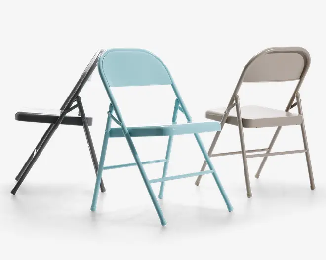 Sæt med tre klapstole i forskellige farver: sort, lyseblå og beige. Hver stol har en metalramme med afrundet ryglæn og flad, rektangulær siddeflade. Stolene har et enkelt, minimalistisk design og er lette, hvilket gør dem nemme at flytte og opbevare. Klapmekanismen gør det muligt at folde stolene fladt sammen for nem stabling eller transport.