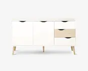 Rektangulært skænk med moderne, minimalistisk design, hvid finish og detaljer i naturtræ. Den har to store skabslåger til venstre og tre skuffer til højre, hvor den midterste skuffe er i lys træfarve. Skuffer og låger har udskårne greb for nem åbning. Skænken står på fire skråtstillede træben.