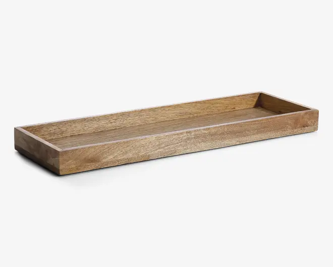 Rektangulær bakke i træ med lave kanter og naturlig træstruktur. Bakken har et enkelt, minimalistisk design med glatte kanter og en flad bund, velegnet til organisering eller udstilling af genstande.