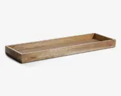 Rektangulær bakke i træ med lave kanter og naturlig træstruktur. Bakken har et enkelt, minimalistisk design med glatte kanter og en flad bund, velegnet til organisering eller udstilling af genstande.