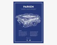En plakat med en blueprint-lignende illustration af et stadion, der viser detaljeret stregtegning af bygningen og omkringliggende træer på en dybblå baggrund. Øverst på plakaten står 'PARKEN' med store hvide bogstaver, efterfulgt af oplysninger om placering, åbningsdato og kapacitet. Nederst er der en kort historisk tekst og nøglefakta om stadionet med hvid skrift, samt et citat og små ikoner nederst. Designet er stilrent og moderne med en hvid dobbeltkant rundt om plakaten.