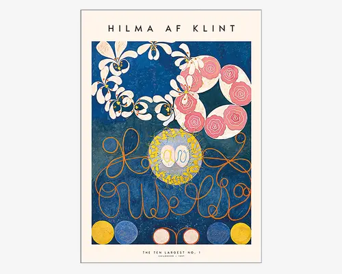 Plakat med abstrakt kunstværk på en dyb blå baggrund, dekoreret med snoede hvide og lyserøde blomsterformer i den øverste del. Midten viser et cirkulært motiv med gule detaljer og en lyseblå kerne, omgivet af indviklede orange linjer, der ligner håndskrift. Nederst ses flere runde former i gul, blå og rød. Det samlede design er farverigt og legende med en blanding af organiske og geometriske elementer.
