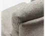 Nærbillede af et møbelarmlæn betrukket med en tekstureret, vævet beige stof. Materialet har en grov vævning, hvilket giver det et naturligt og let rustikt udseende. Armlænet er tykt polstret med synlige sømme, der markerer formen, hvilket indikerer komfort og holdbarhed.