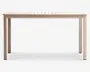 Rektangulært bord med en lamelbordplade og fire lige ben. Bordet har en glat, mat finish i en lys beige farve. Designet er minimalistisk og moderne med rene linjer uden dekorative detaljer. Den lamelopdelte bordplade tillader vand at løbe igennem, hvilket gør det velegnet til udendørs brug.