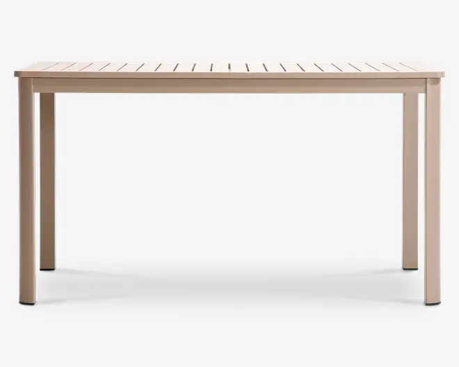 Rektangulært bord med en lamelbordplade og fire lige ben. Bordet har en glat, mat finish i en lys beige farve. Designet er minimalistisk og moderne med rene linjer uden dekorative detaljer. Den lamelopdelte bordplade tillader vand at løbe igennem, hvilket gør det velegnet til udendørs brug.