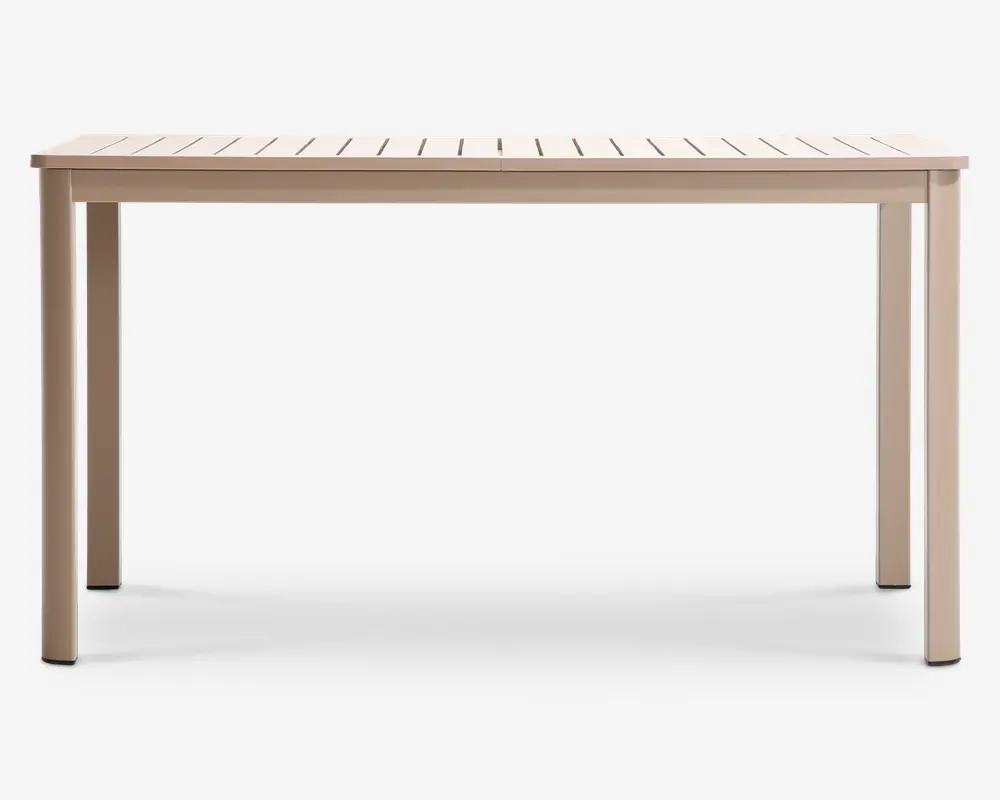 Rektangulært bord med en lamelbordplade og fire lige ben. Bordet har en glat, mat finish i en lys beige farve. Designet er minimalistisk og moderne med rene linjer uden dekorative detaljer. Den lamelopdelte bordplade tillader vand at løbe igennem, hvilket gør det velegnet til udendørs brug.
