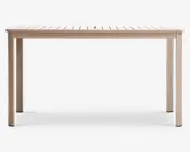 Rektangulært bord med en lamelbordplade og fire lige ben. Bordet har en glat, mat finish i en lys beige farve. Designet er minimalistisk og moderne med rene linjer uden dekorative detaljer. Den lamelopdelte bordplade tillader vand at løbe igennem, hvilket gør det velegnet til udendørs brug.