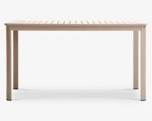 Rektangulært bord med en lamelbordplade og fire lige ben. Bordet har en glat, mat finish i en lys beige farve. Designet er minimalistisk og moderne med rene linjer uden dekorative detaljer. Den lamelopdelte bordplade tillader vand at løbe igennem, hvilket gør det velegnet til udendørs brug.
