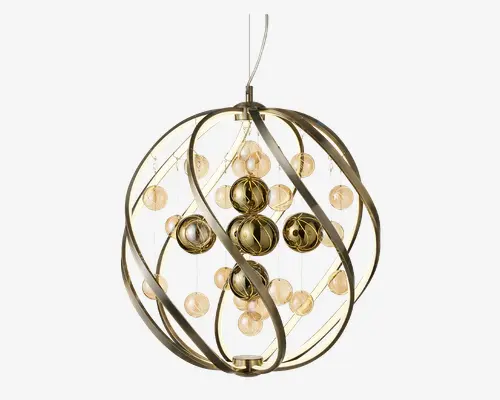 Kugleformet ophængsdekoration med et moderne, åbent design bestående af tre buede metalbånd, der danner en globusform. Indeni er der flere skinnende guldfarvede og gennemsigtige champagnefarvede kugler, der er arrangeret i en klynge og skaber et dekorativt og elegant udtryk. Ornamentet hænger i et metalbånd øverst.