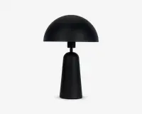 En elegant, moderne lampe med mat sort finish. Lampen har en kuppelformet skærm og en glat, tilspidset cylindrisk fod, hvilket giver et minimalistisk og nutidigt udtryk. Lampen har rene linjer og ensartet farve, velegnet til moderne indretning.