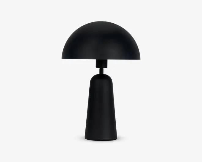 En elegant, moderne lampe med mat sort finish. Lampen har en kuppelformet skærm og en glat, tilspidset cylindrisk fod, hvilket giver et minimalistisk og nutidigt udtryk. Lampen har rene linjer og ensartet farve, velegnet til moderne indretning.