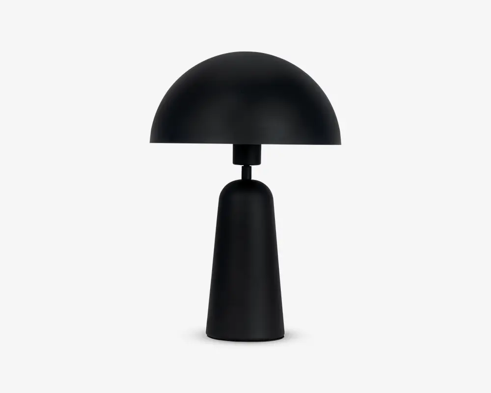 En elegant, moderne lampe med mat sort finish. Lampen har en kuppelformet skærm og en glat, tilspidset cylindrisk fod, hvilket giver et minimalistisk og nutidigt udtryk. Lampen har rene linjer og ensartet farve, velegnet til moderne indretning.