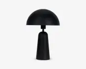 En elegant, moderne lampe med mat sort finish. Lampen har en kuppelformet skærm og en glat, tilspidset cylindrisk fod, hvilket giver et minimalistisk og nutidigt udtryk. Lampen har rene linjer og ensartet farve, velegnet til moderne indretning.