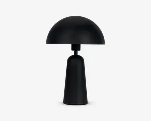 En elegant, moderne lampe med mat sort finish. Lampen har en kuppelformet skærm og en glat, tilspidset cylindrisk fod, hvilket giver et minimalistisk og nutidigt udtryk. Lampen har rene linjer og ensartet farve, velegnet til moderne indretning.