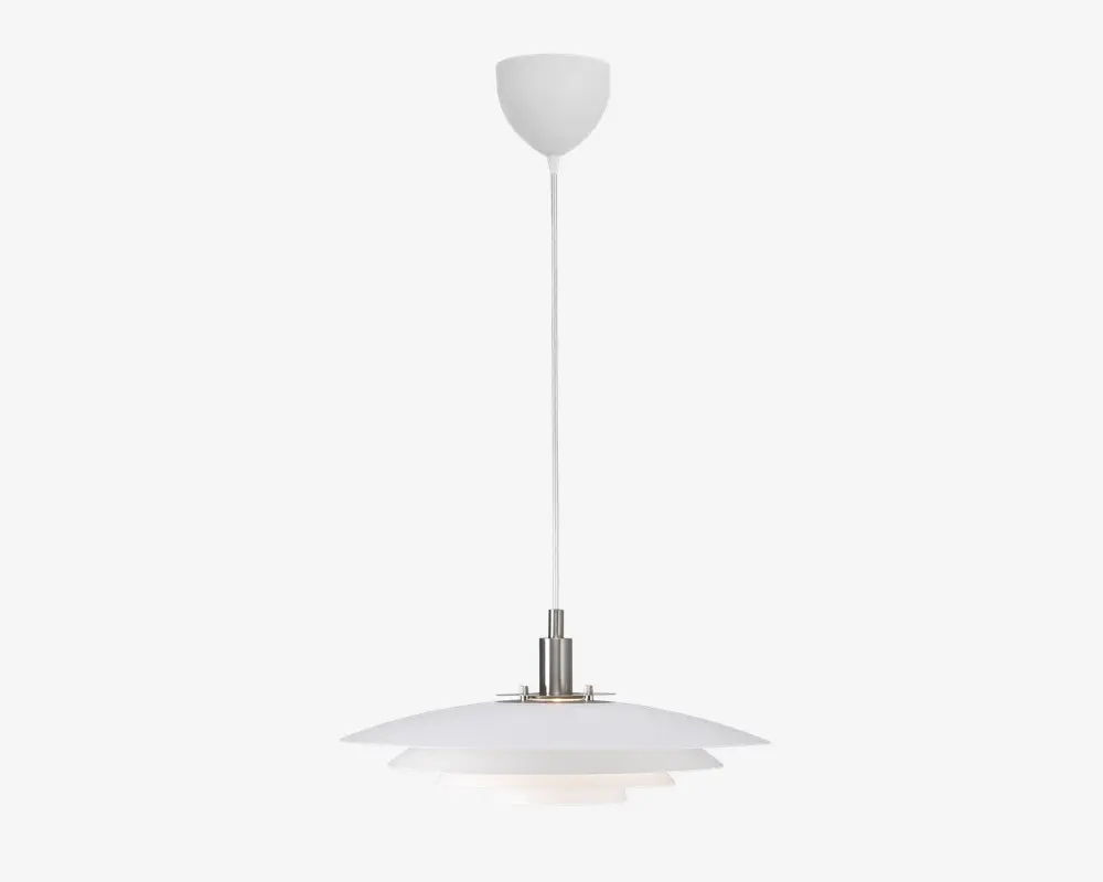 Moderne pendellampe med en stang i børstet metal og en bred, lav skærm i mat glas. Lampen hænger fra loftet med en slank, justerbar stang og har et minimalistisk design, der passer til nutidige indretninger. Det matte glas spreder lyset jævnt og giver et blødt skær.