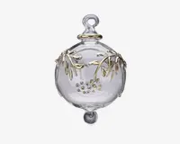 En klar, kugleformet glaspynt med en løkke øverst til ophængning. Overfladen er dekoreret med fine grene og blade i guldfarve samt små guldfarvede prikker samlet i en klynge. Pynten har en glat, blank finish og en lille rundet udvidelse i bunden.