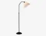 Høj gulvlampe med en slank, kromfarvet metalstang og rund, sort fod. Lampen har en vinklet arm øverst, der holder en plisseret, råhvid stofskærm, som giver et blødt og diffust lys. Designet er moderne og minimalistisk, velegnet til nutidige indretninger.