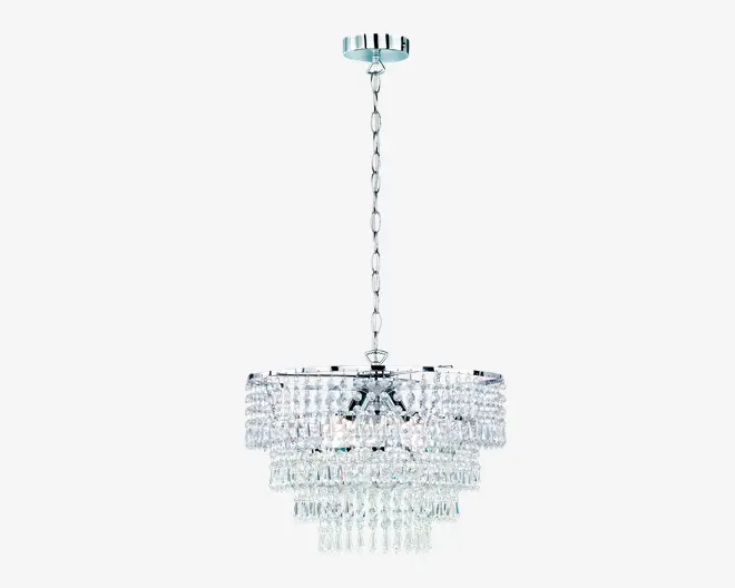 Elegant loftlampe med en poleret kromramme og flere lag af klare krystalprismer, der hænger i kaskader. Krystallerne er arrangeret i et gradueret, skålformet design, som giver et funklende lys og reflekterer lyset smukt. Lampen hænger ned fra en matchende kromstang med dekorative detaljer, hvilket tilføjer et luksuriøst og sofistikeret udtryk til rummet.