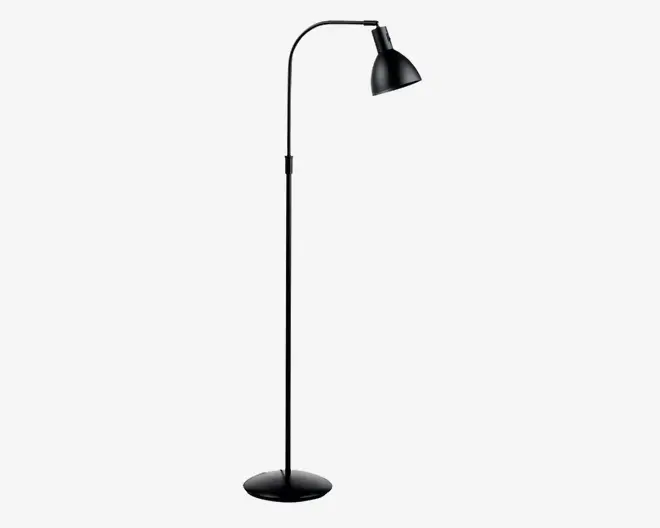 Høj gulvlampe med en slank stander i kromfinish og rund, sort fod. Lampen har en buet hals og et sort, konisk justerbart lampeskærm, der giver fokuseret belysning.