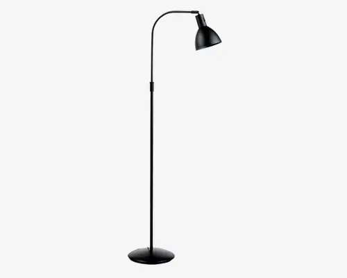 Høj gulvlampe med en slank stander i kromfinish og rund, sort fod. Lampen har en buet hals og et sort, konisk justerbart lampeskærm, der giver fokuseret belysning.