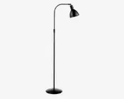 Høj gulvlampe med en slank stander i kromfinish og rund, sort fod. Lampen har en buet hals og et sort, konisk justerbart lampeskærm, der giver fokuseret belysning.