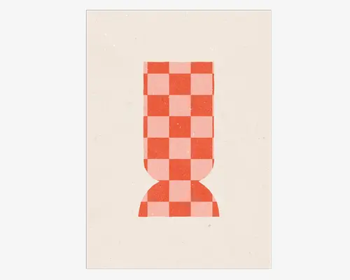 Minimalistisk kunstværk med en geometrisk vase-lignende form sammensat af røde og lyserøde tern. Formen har en rektangulær øverste del og en halvcirkelformet bund, begge med det samme ternede mønster. Baggrunden er ensfarvet, råhvid med en let tekstureret effekt.