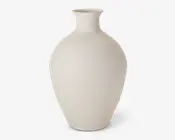 Høj vase med mat finish og en glat, offwhite overflade. Vasen har en klassisk, aflang oval form, der smalner ind mod bunden, samt en smal hals, der åbner sig let udad foroven. Designet er minimalistisk og uden dekoration, hvilket gør den velegnet til moderne eller nutidig indretning.