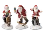 Sæt med tre festlige figurer, der forestiller julemanden i sjove positioner. Én julemand kører på en retro scooter med en stak indpakkede gaver, en anden balancerer på et skateboard og holder en blå og gul gave, og den tredje kører på et ethjulet cykelhjul med en gave ved foden. Hver figur har klassisk rød dragt med hvid kant, sorte støvler og sort bælte med guldfarvet spænde. Basen er struktureret, så den ligner sne og giver et vinterligt udtryk.