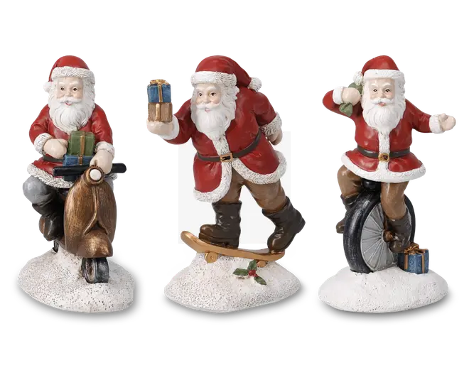 Sæt med tre festlige figurer, der forestiller julemanden i sjove positioner. Én julemand kører på en retro scooter med en stak indpakkede gaver, en anden balancerer på et skateboard og holder en blå og gul gave, og den tredje kører på et ethjulet cykelhjul med en gave ved foden. Hver figur har klassisk rød dragt med hvid kant, sorte støvler og sort bælte med guldfarvet spænde. Basen er struktureret, så den ligner sne og giver et vinterligt udtryk.
