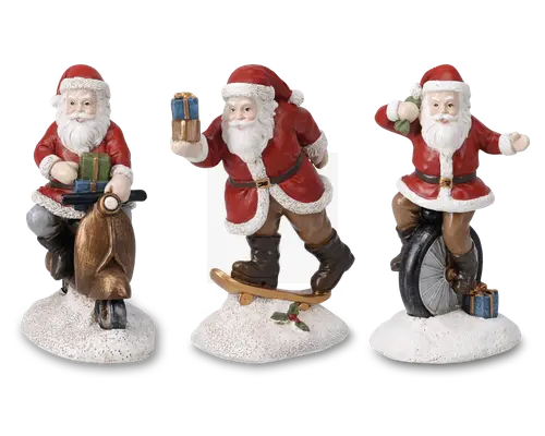 Sæt med tre festlige figurer, der forestiller julemanden i sjove positioner. Én julemand kører på en retro scooter med en stak indpakkede gaver, en anden balancerer på et skateboard og holder en blå og gul gave, og den tredje kører på et ethjulet cykelhjul med en gave ved foden. Hver figur har klassisk rød dragt med hvid kant, sorte støvler og sort bælte med guldfarvet spænde. Basen er struktureret, så den ligner sne og giver et vinterligt udtryk.
