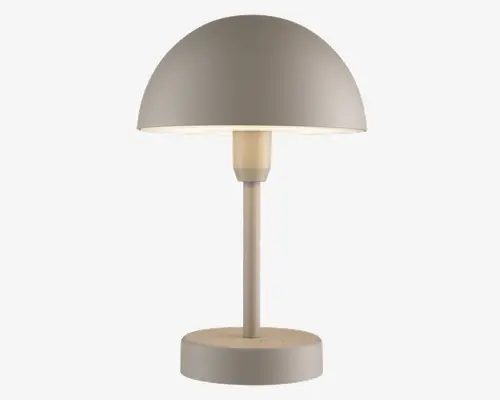 Moderne bordlampe med mat beige finish, halvkugleformet skærm, lige cylindrisk stang og rund, solid fod. Lampen udsender et blødt, diffust lys, der er ideelt til at skabe en hyggelig stemning. Minimalistisk design med glatte overflader og rene linjer.