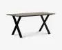 Rektangulært bord med en lys, glat bordplade og solide sorte metalben, der er krydset i et X-formet design i hver ende. Bordet har et minimalistisk og moderne udtryk og giver en rummelig overflade, der egner sig til både spisning, arbejde eller andre aktiviteter.
