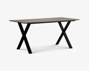 Rektangulært bord med en lys, glat bordplade og solide sorte metalben, der er krydset i et X-formet design i hver ende. Bordet har et minimalistisk og moderne udtryk og giver en rummelig overflade, der egner sig til både spisning, arbejde eller andre aktiviteter.