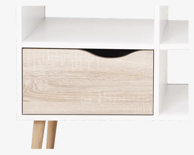 Et moderne natbord med hvid ramme, der har en enkelt skuffe i lyst træ med et buet udskåret greb øverst i midten. Natbordet har åbne hylder på begge sider og står på to skrå træben, hvilket giver det et skandinavisk inspireret design.